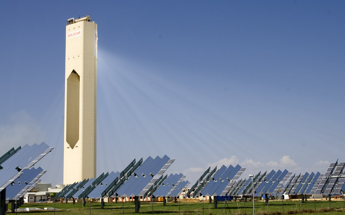 The PS10 concentrates sunlight from a field of heliostats on a central tower.